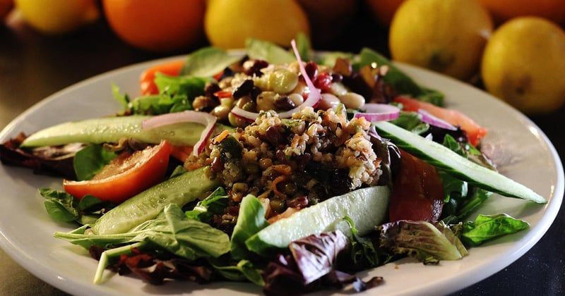 Salade de quinoa méditerranéenne healthy : la recette qui régale en 15 minutes