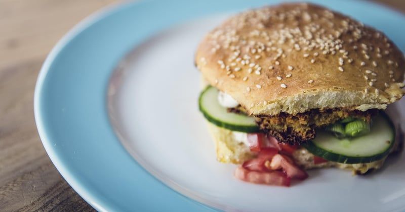 Burger végétarien aux pois chiches : la recette qui bluffe même les carnivores