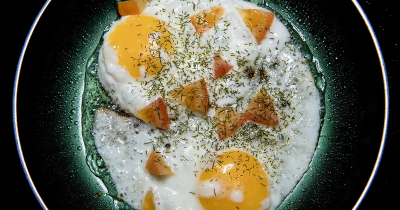 Comment faire cuire une omelette à la poêle, le geste minute par minute
