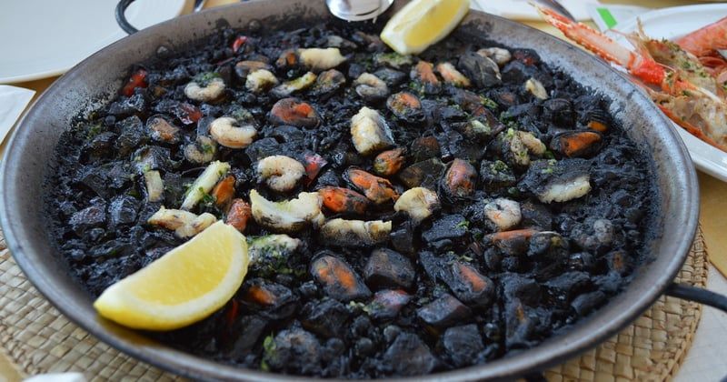 La vraie recette de paella espagnole aux fruits de mer, facile et savoureuse